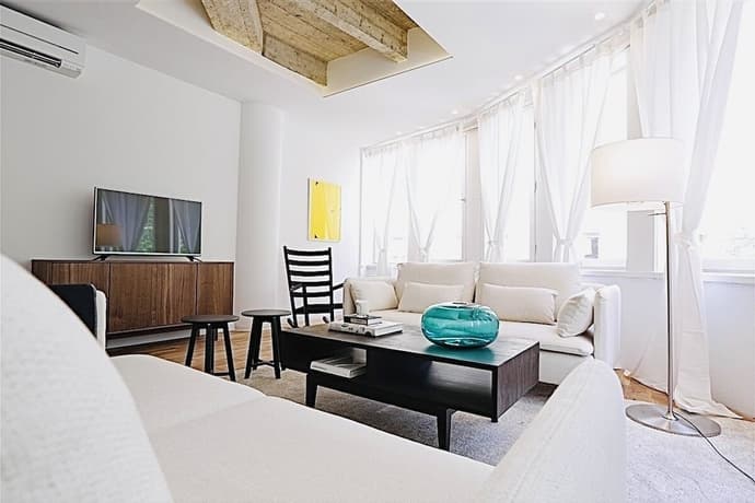 Angel Main Square, Primary image