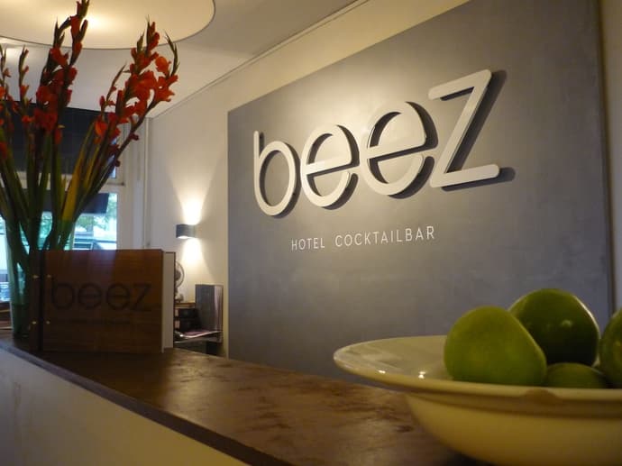 Hotel Beez, Primary image
