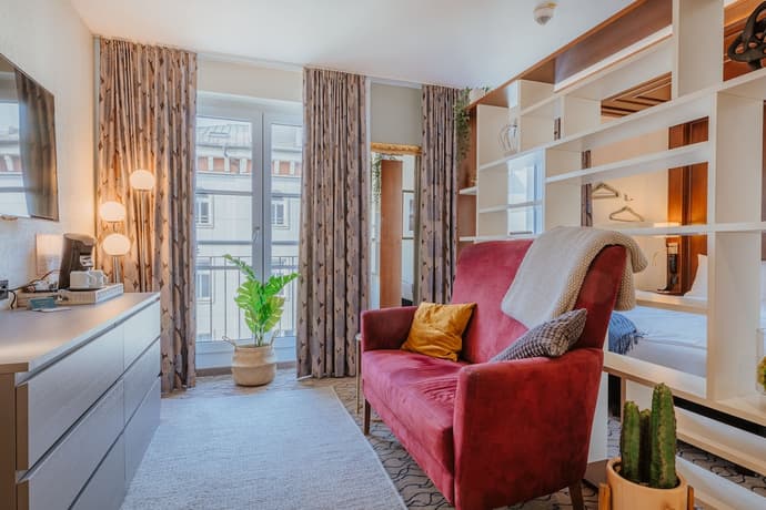 AdvaStay by KING's, Primary image