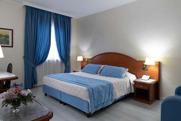 Edra Palace, Primary image