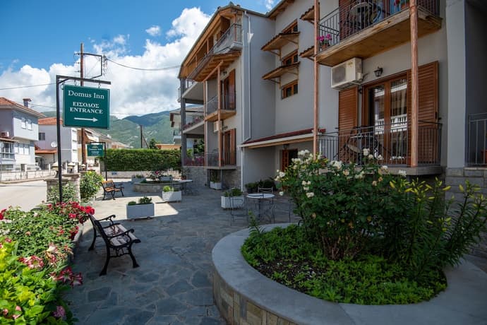 Domus Inn, Primary image