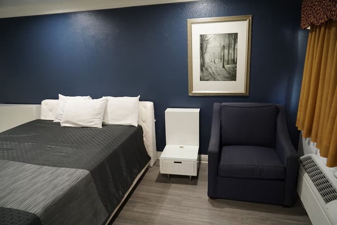 Flamingo Inn, Primary image