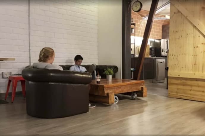 Far Home Atocha, Interior entrance