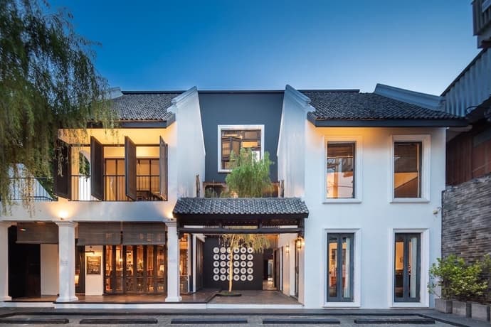 Hotel Ping Silhouette, Primary image