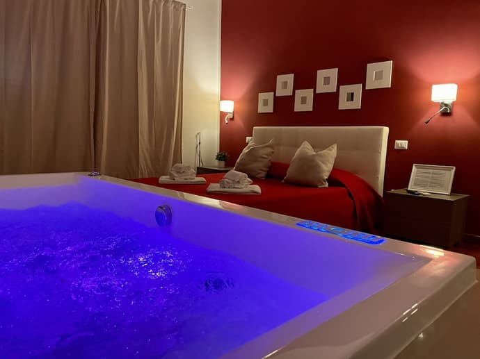 Le Coq Suites, Primary image