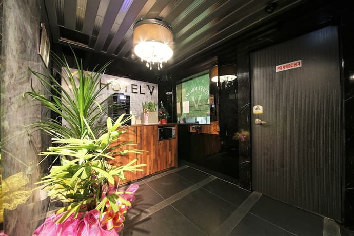 V Hotel, Interior entrance