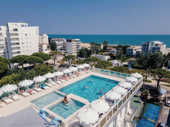 Hotel Colombo, Primary image