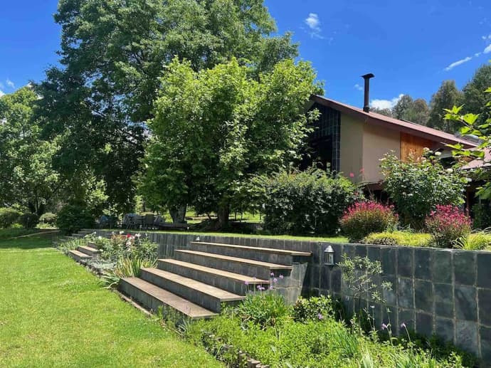 Malachite Manor, Primary image