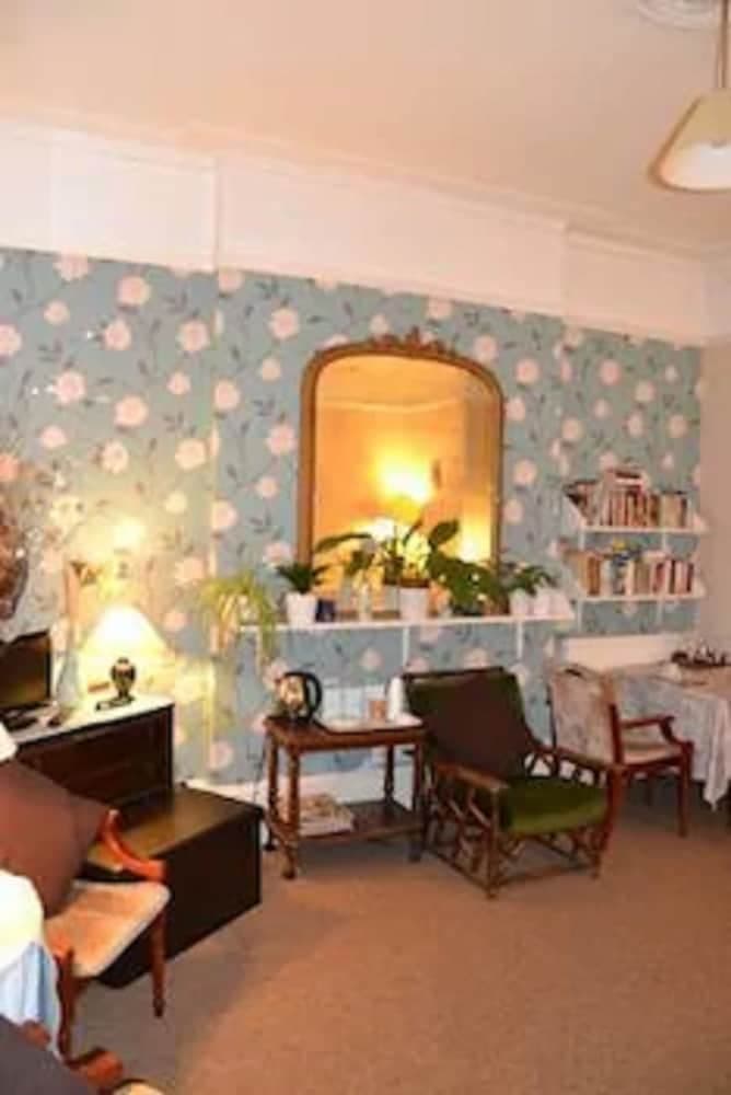 Abbey Lodge, Primary image