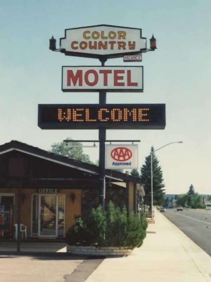 Color Country Motel, Primary image