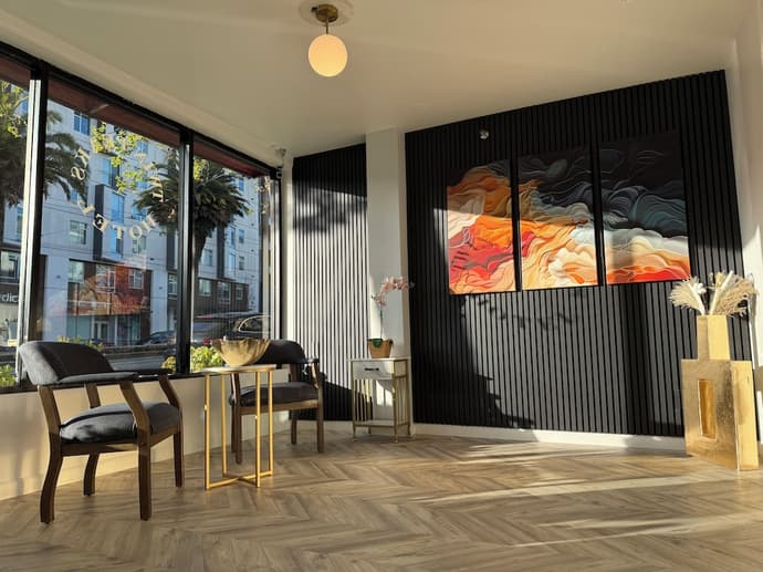 Twin Peaks Hotel, Primary image