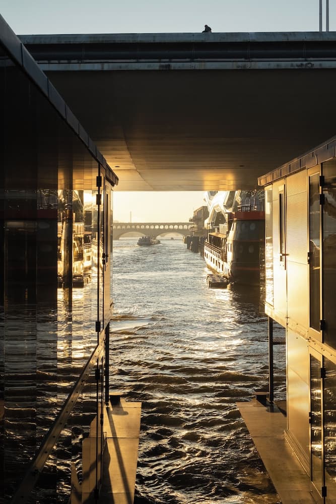 Off Paris Seine, Primary image