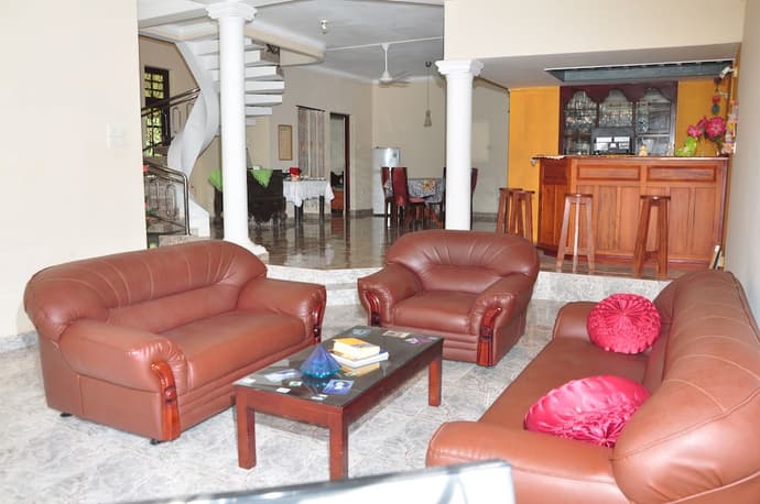 Sugandi Inn, Primary image