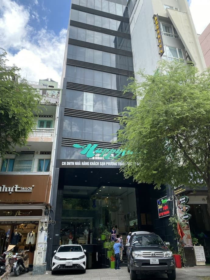 Happyland Hotel, Primary image