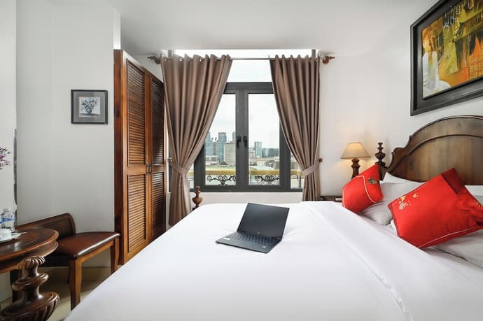 Halo Hotel, Primary image