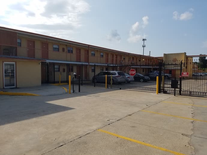 Monte Carlo Motel, Primary image