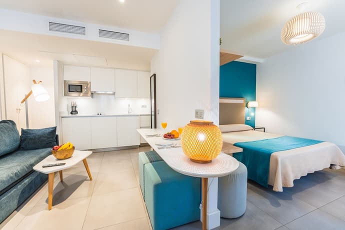 Debambú Larios, Primary image