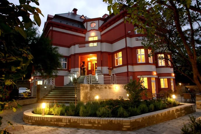 Hotel Villa, Primary image