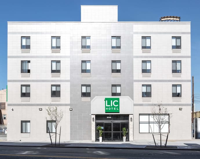LIC Hotel, Primary image