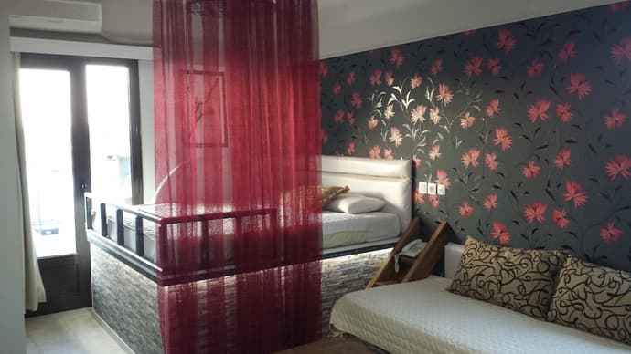 Takis Hotel, Primary image