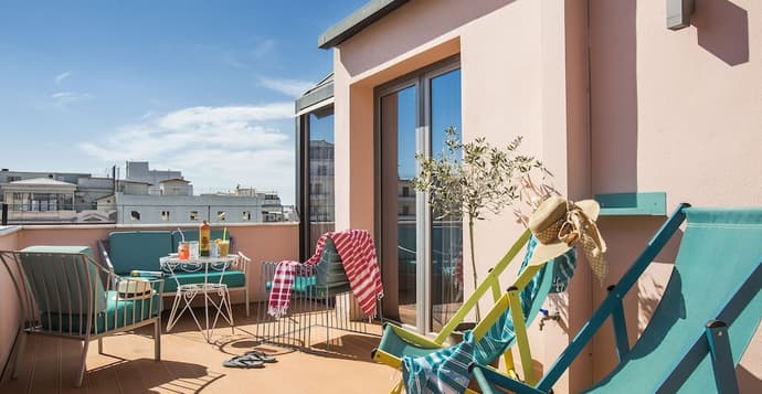 The Caravan, Primary image