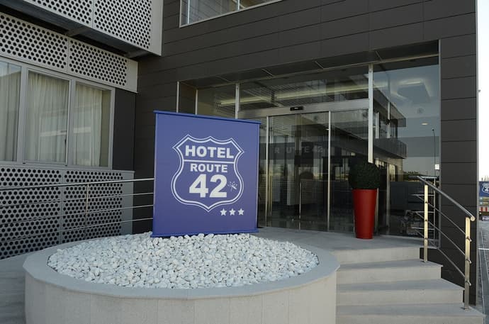 Hotel Route 42, Primary image