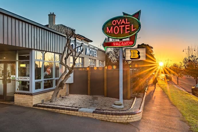 Oval Motel, Primary image