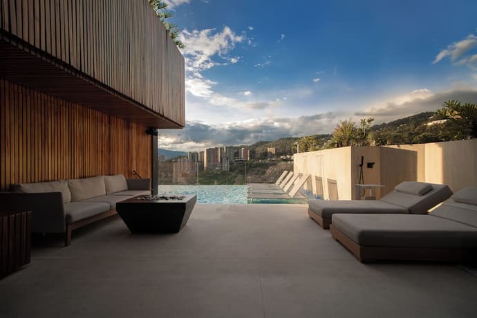 Binn Hotel, Primary image