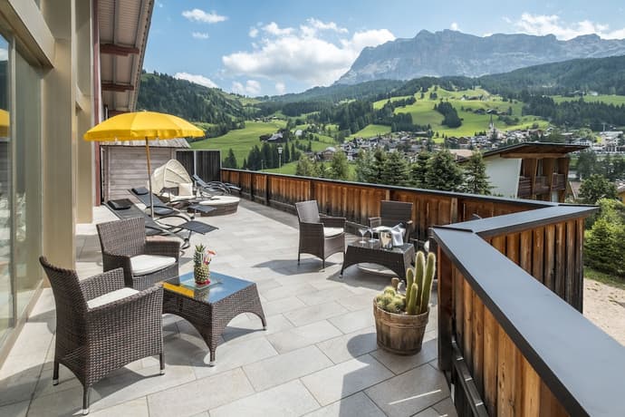 Hotel Serena, Primary image