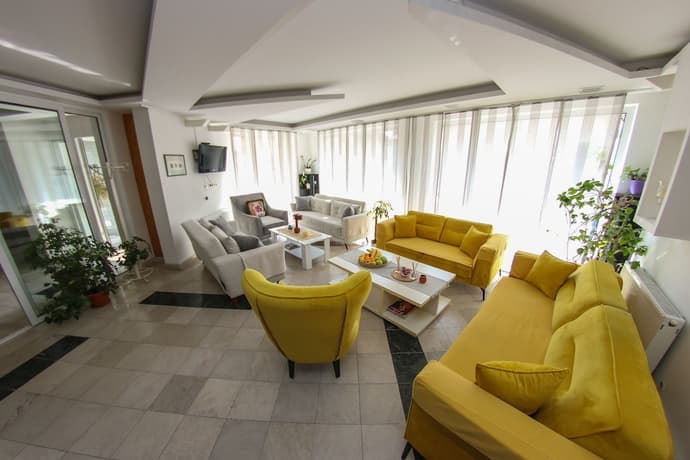 Hotel Hayat, Primary image