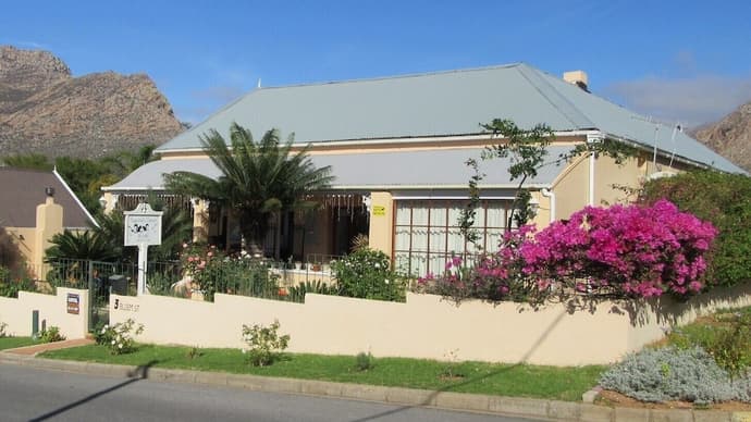 Squirrels Corner, Primary image