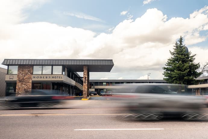 Modern Motel, Primary image