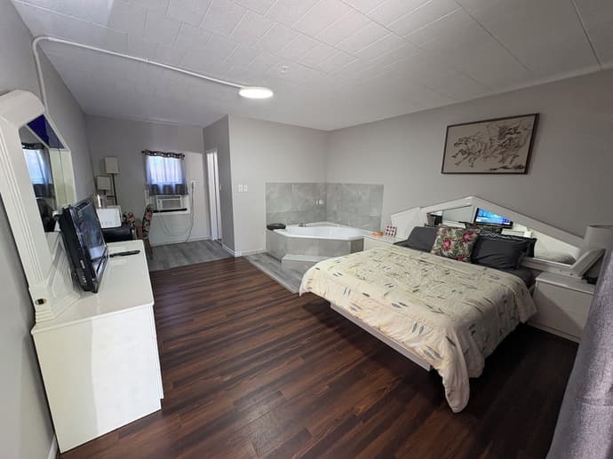 Advance Inn, Primary image