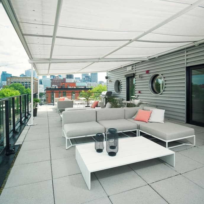 Boxotel Montreal, Primary image