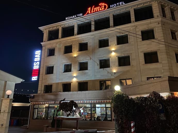 Hotel Alma, Primary image
