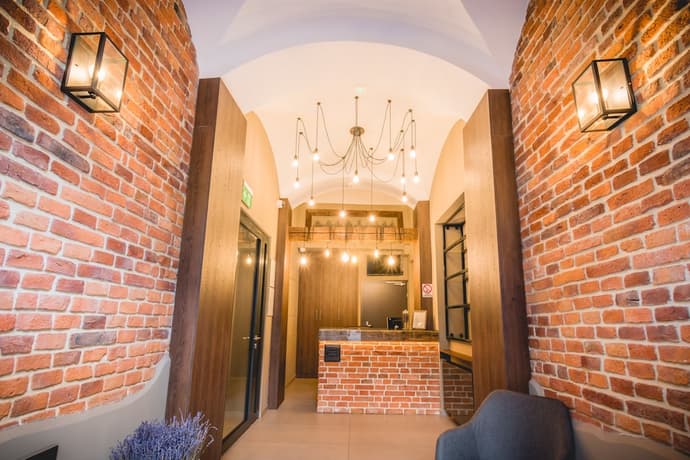 Hotel Lavender, Primary image