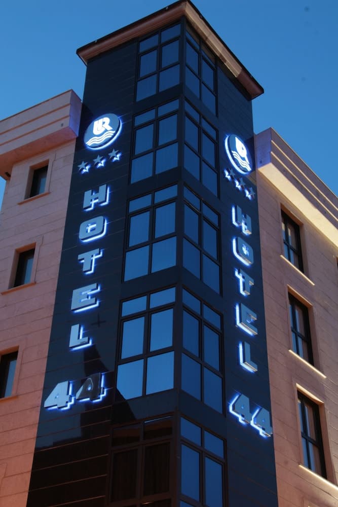 Hotel 44, Primary image