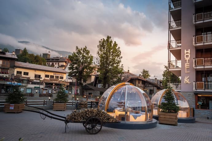 Hotel K2, Primary image