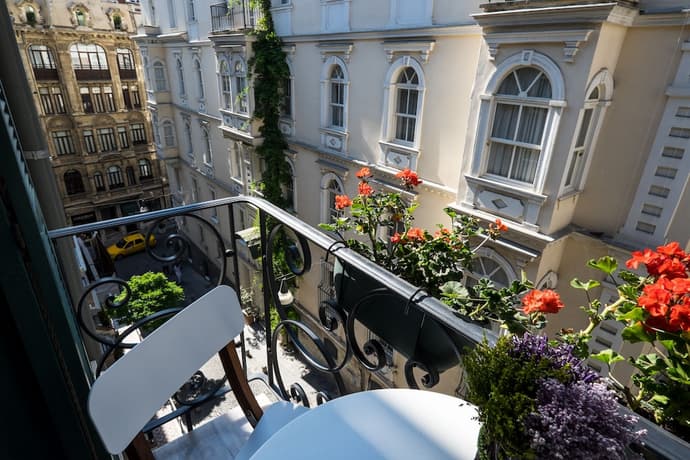 Pera Neuf, Primary image