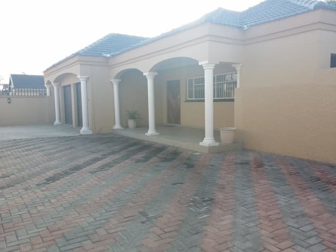 Alicia's B&B, Primary image