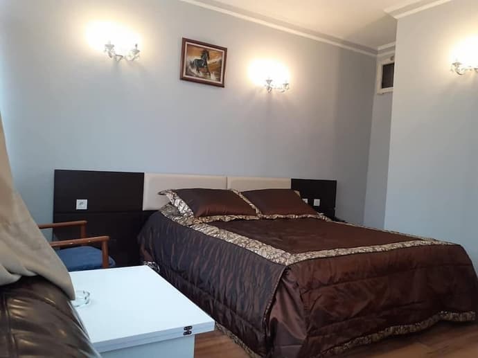 Tac Hotel, Primary image