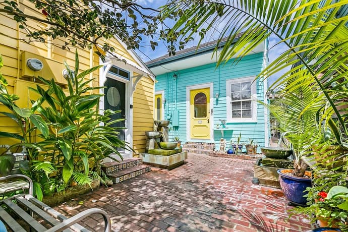 B&W Courtyards, Primary image