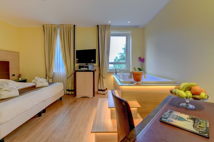 Hotel Master, Primary image