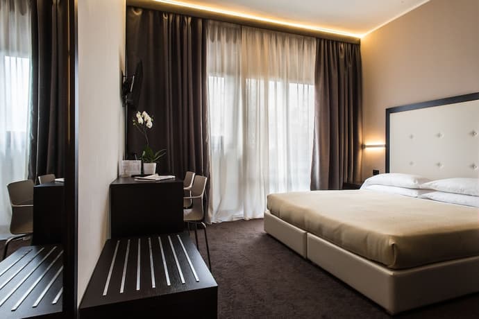 Hotel Mirage, Primary image