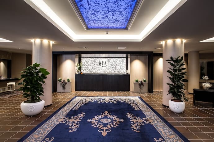 Hotel Mirage, Primary image