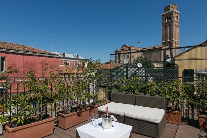 Pantalon Hotel, Primary image