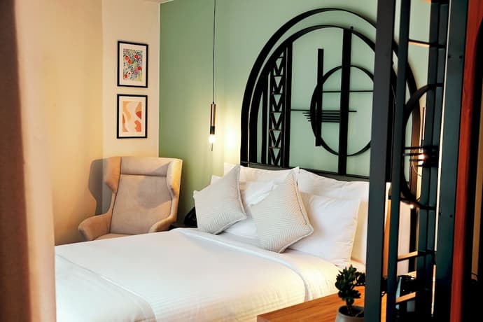 Zeus Essence Bucharest Opera, Primary image