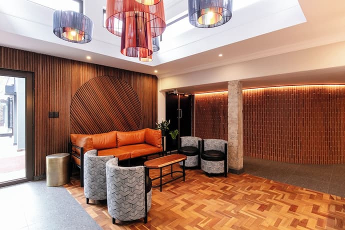 Hotel 224, Primary image