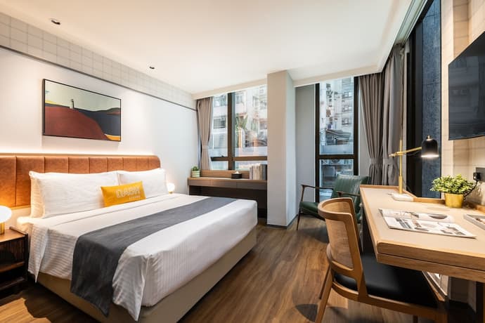 Dash Living On Hollywood, Primary image