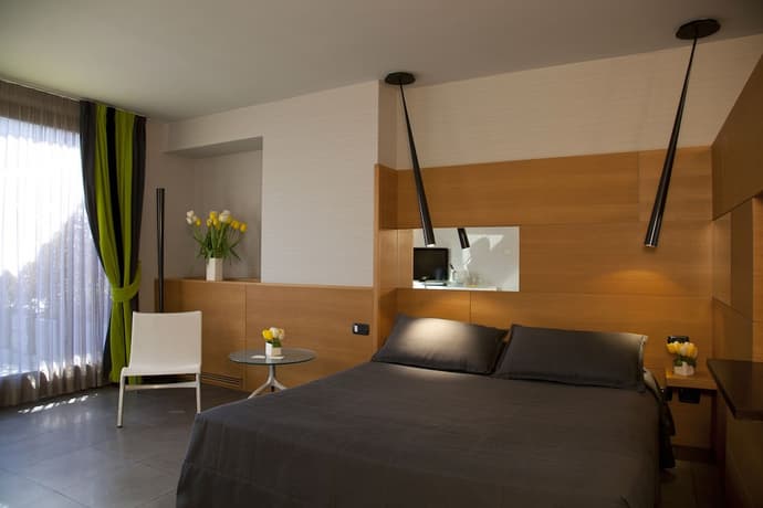 Hotel Zone, Primary image